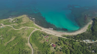 Plaj ve deniz manzaralı bir deniz manzarası. Filipinler, Luzon.