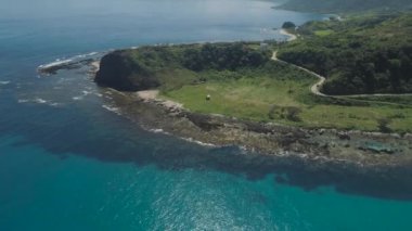Plaj ve deniz manzaralı bir deniz manzarası. Filipinler, Luzon.