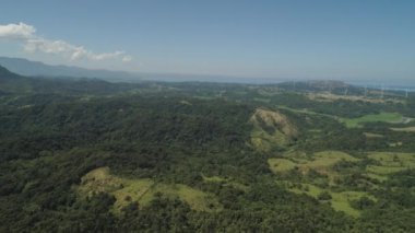 Yel değirmenli güneş çiftliği. Filipinler, Luzon