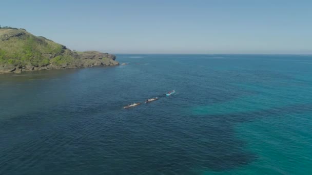 海、フィリピン、ルソン島の漁船. — ストック動画