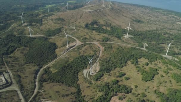 Solar Farm med väderkvarnar. Filippinerna, Luzon — Stockvideo