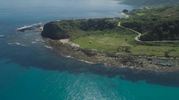 Paisaje marino con playa y mar. Filipinas, Luzón. — Vídeos de Stock