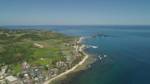 Морське узбережжя з пляжем і морем. Філіппіни, Лусон. — стокове відео