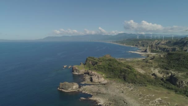 Granja solar con molinos de viento. Filipinas, Luzón — Vídeos de Stock