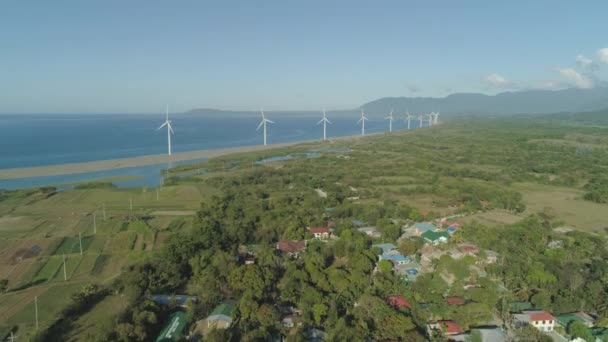 Granja solar con molinos de viento. Filipinas, Luzón — Vídeo de stock
