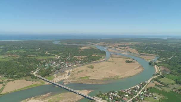 Río que desemboca en el mar . — Vídeos de Stock