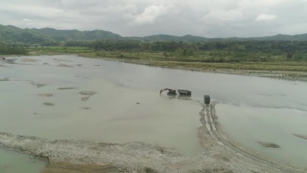 Pulizia e approfondimento con una draga sul fiume. Filippine, Luzon — Video Stock