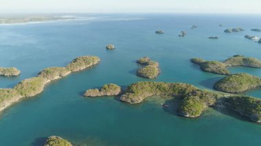 Denizde bir sürü ada. Filipinler.