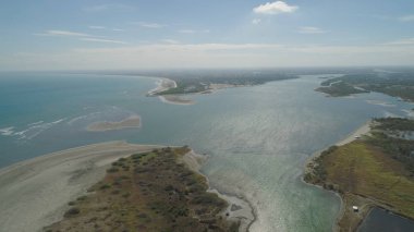 Luzon, Filipinler Adası tropik sahilde.