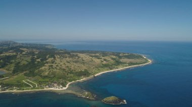 Plaj ve deniz manzaralı bir deniz manzarası. Filipinler, Luzon.