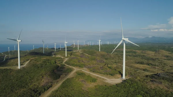 Yel değirmenli güneş çiftliği. Filipinler, Luzon