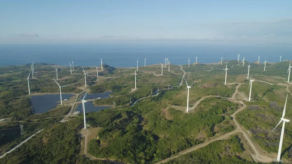 Yel değirmenli güneş çiftliği. Filipinler, Luzon