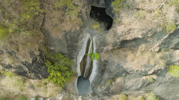 Водопад в горах. — стоковое фото