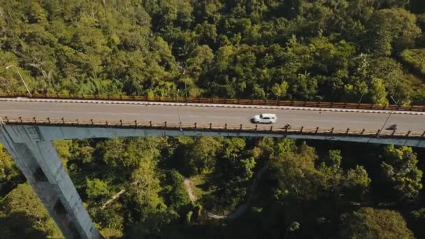 Brücke über Bergschlucht im Dschungel. bali, indonesien. — Stockvideo