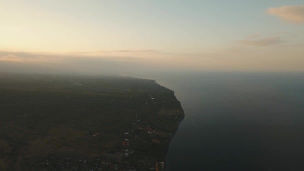 Pôr do sol na costa do mar. Bali, Indonésia. — Vídeo de Stock