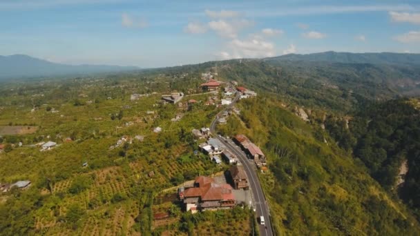 Paisagem montanhosa terras agrícolas e aldeia Bali, Indonésia. — Vídeo de Stock