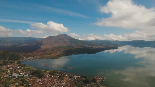 湖と火山のバトル。インドネシアのバリ. — ストック動画