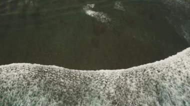 Su yüzeyinde büyük dalgalar, hava manzarası. Bali.