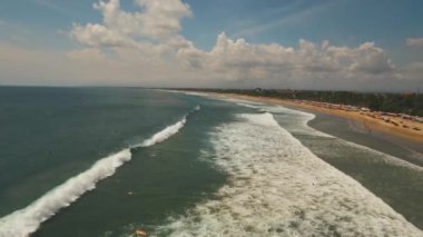 Sörfçülerin, Bali 'nin, Kuta' nın olduğu güzel bir sahil..