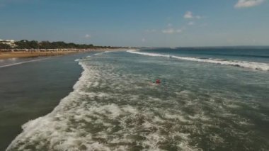 Sörfçülerin, Bali 'nin, Kuta' nın olduğu güzel bir sahil..
