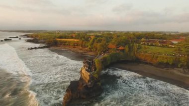 Endonezya 'daki Tanah Lot Bali adasındaki Hindu tapınağı..