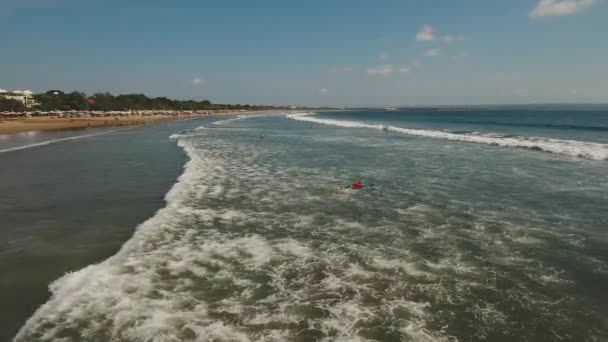 Légi kilátás gyönyörű strand szörfösökkel, Bali, Kuta. — Stock videók