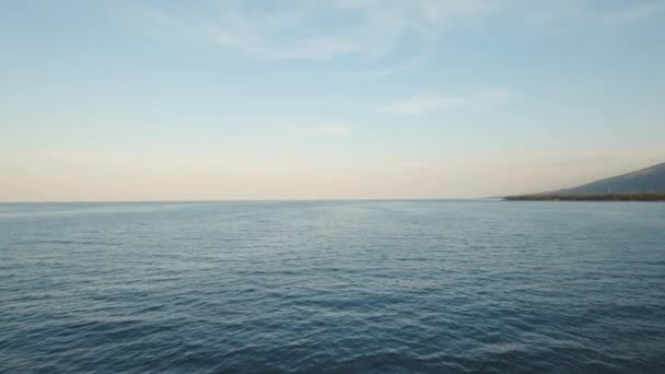 Uitzicht op het wateroppervlak bij zonsondergang.Bali. — Stockvideo