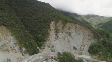 İnşaat bir dağ yolda. Filipinler, Luzon.