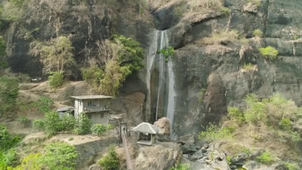 Waterval in de bergen. — Stockvideo