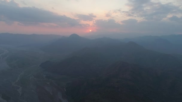 Paisagem montanhosa ao pôr do sol. Pinatubo, Filipinas. — Vídeo de Stock