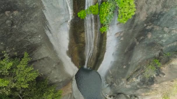 Cachoeira nas montanhas. — Vídeo de Stock