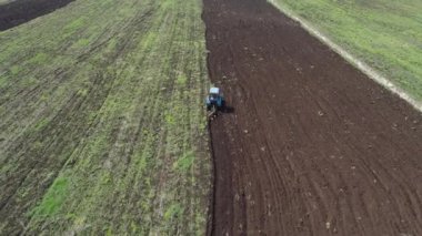 Traktör arazi pulluklar.