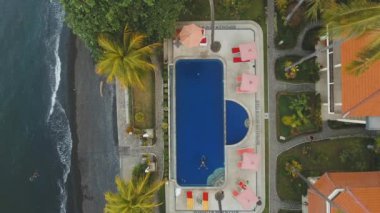 Kız havuzda yüzüyor..