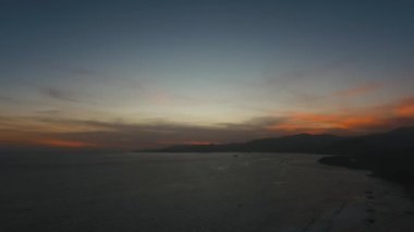 Deniz kıyısında gün batımı. Bali, Endonezya.