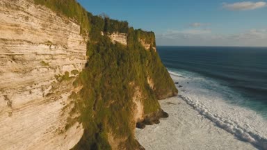 Bali adasındaki Rocky sahili. Hava görünümü.