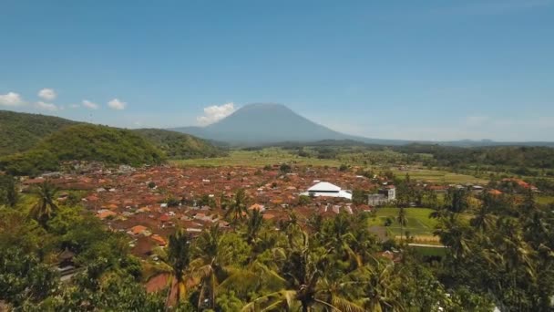 Paisaje de montaña tierras agrícolas y pueblo Bali, Indonesia. — Vídeos de Stock