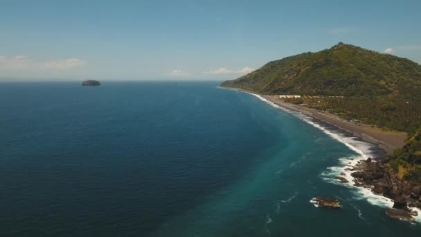 Paysage tropical, mer, plage, montagnes.