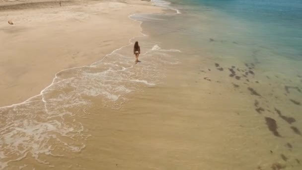 在海滩上散步的女孩。印度尼西亚巴厘. — 图库视频影像