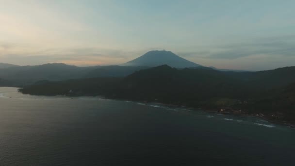 Západ slunce na pobřeží. Bali, Indonésie. — Stock video