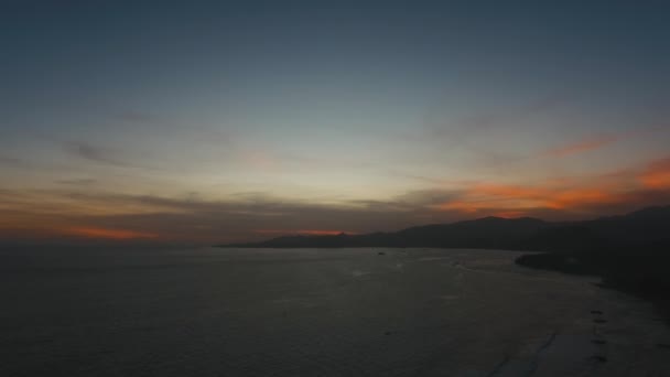 Pôr do sol na costa do mar. Bali, Indonésia. — Vídeo de Stock