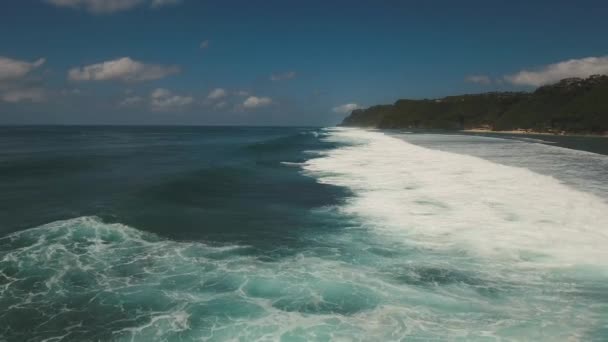 Водна поверхня з великими хвилями, видом на повітря. Балі . — стокове відео