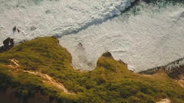 Rotskust op het eiland Bali. Luchtzicht. — Stockvideo