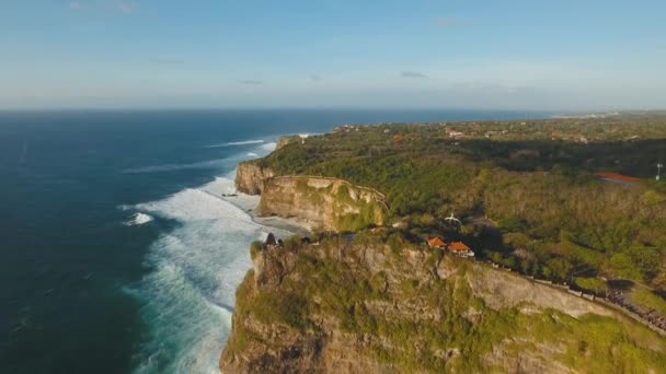 Rotskust op het eiland Bali. Luchtzicht. — Stockvideo