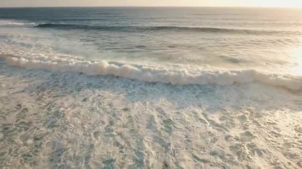 Surface de l'eau avec de grandes vagues, vue aérienne Bali. — Video