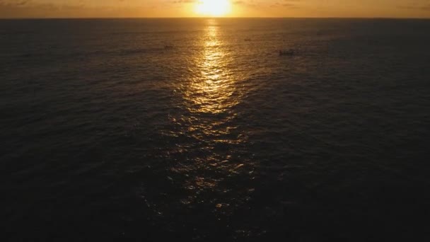 Výhled na vodní hladinu při západu slunce.Bali. — Stock video