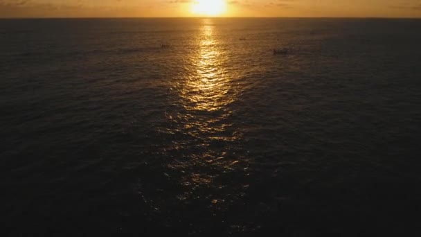 Vista aérea da superfície da água ao pôr do sol.Bali. — Vídeo de Stock