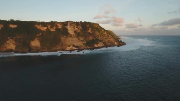 Tramonto sulla costa del mare. Bali, Indonesia. — Video Stock