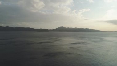 Denizin üzerinde gün batımı.