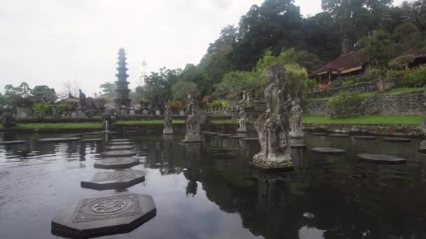 Bali 'deki Tirta Gangga. Hindu tapınağı. — Stok video