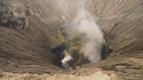 Krateri olan aktif bir volkan. Gunung Bromo, Jawa, Endonezya. — Stok video